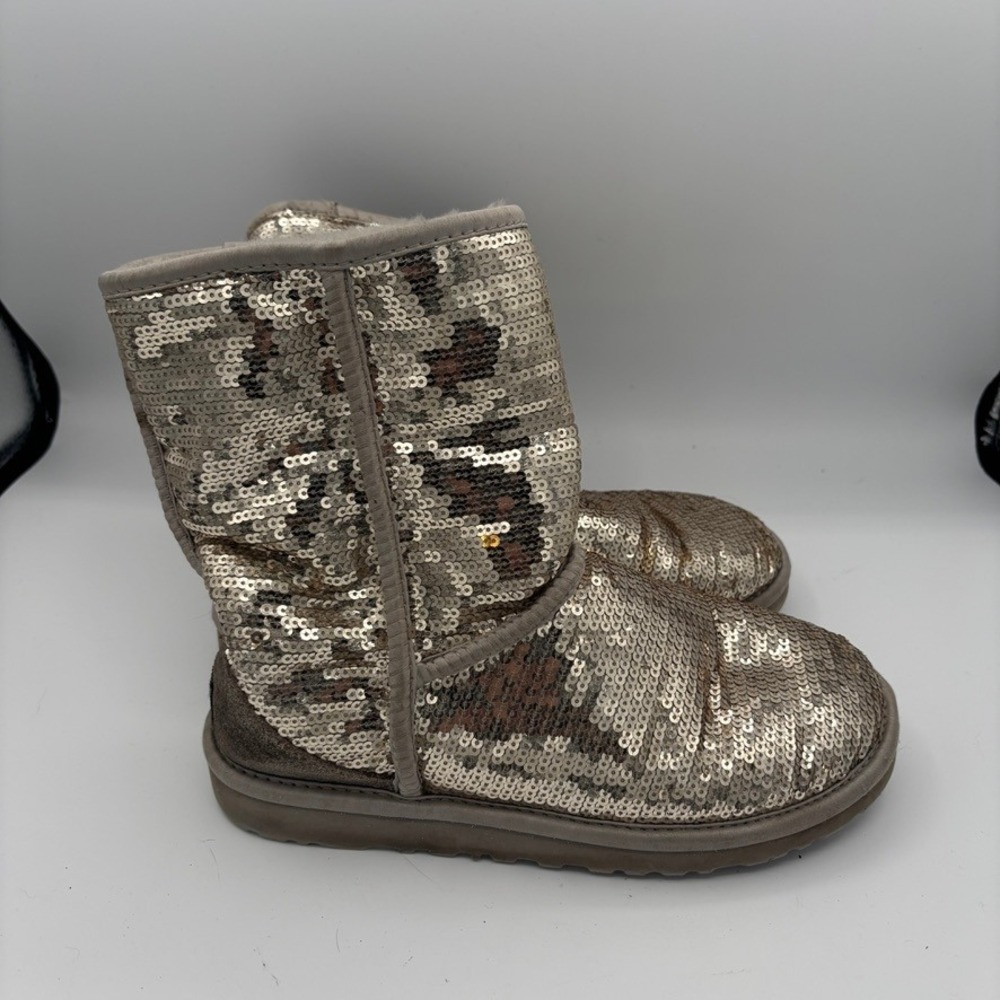 UGG Classic Short Sequin Boots Kids Sz 4 Silver Sparkle Winter Comfy GUC
